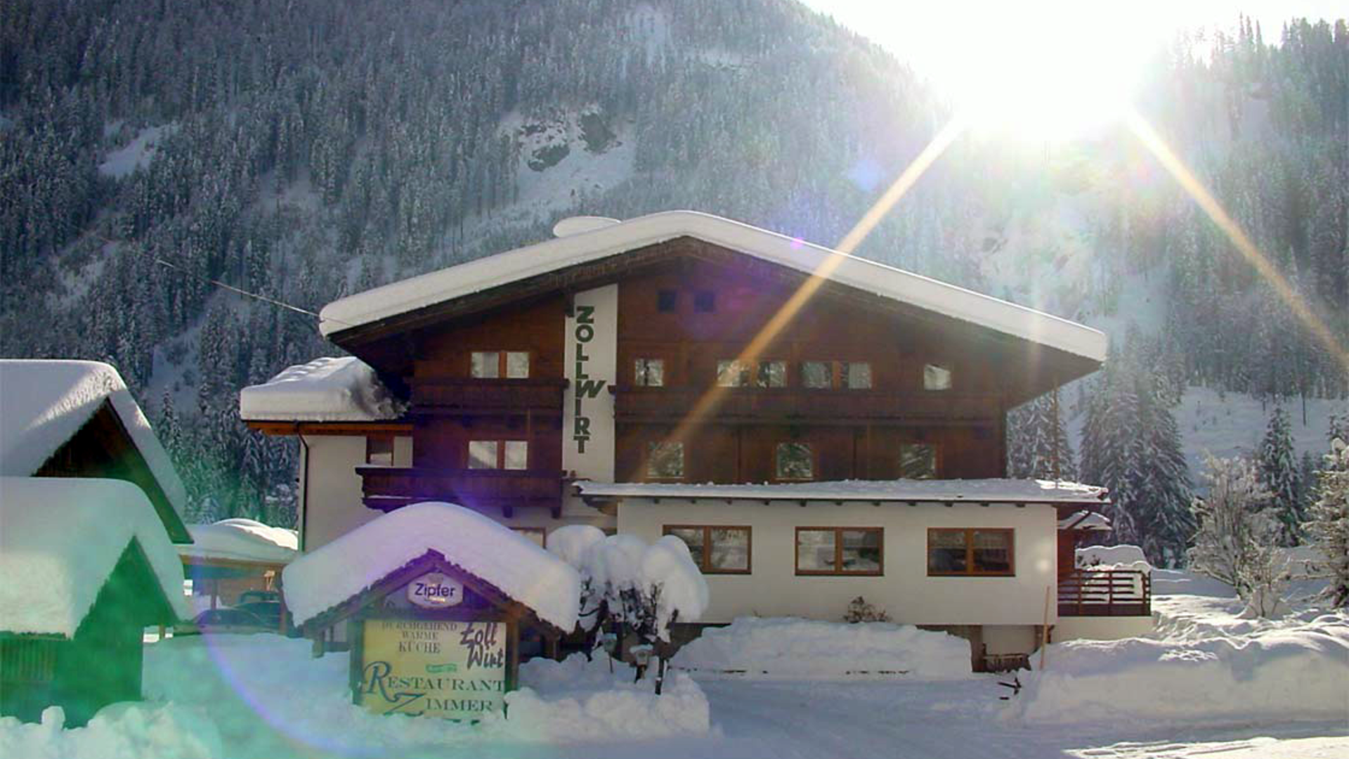 Außenaufnahme Gasthof Zollwirt im Winter mit viel Schnee bei Sonnenschein