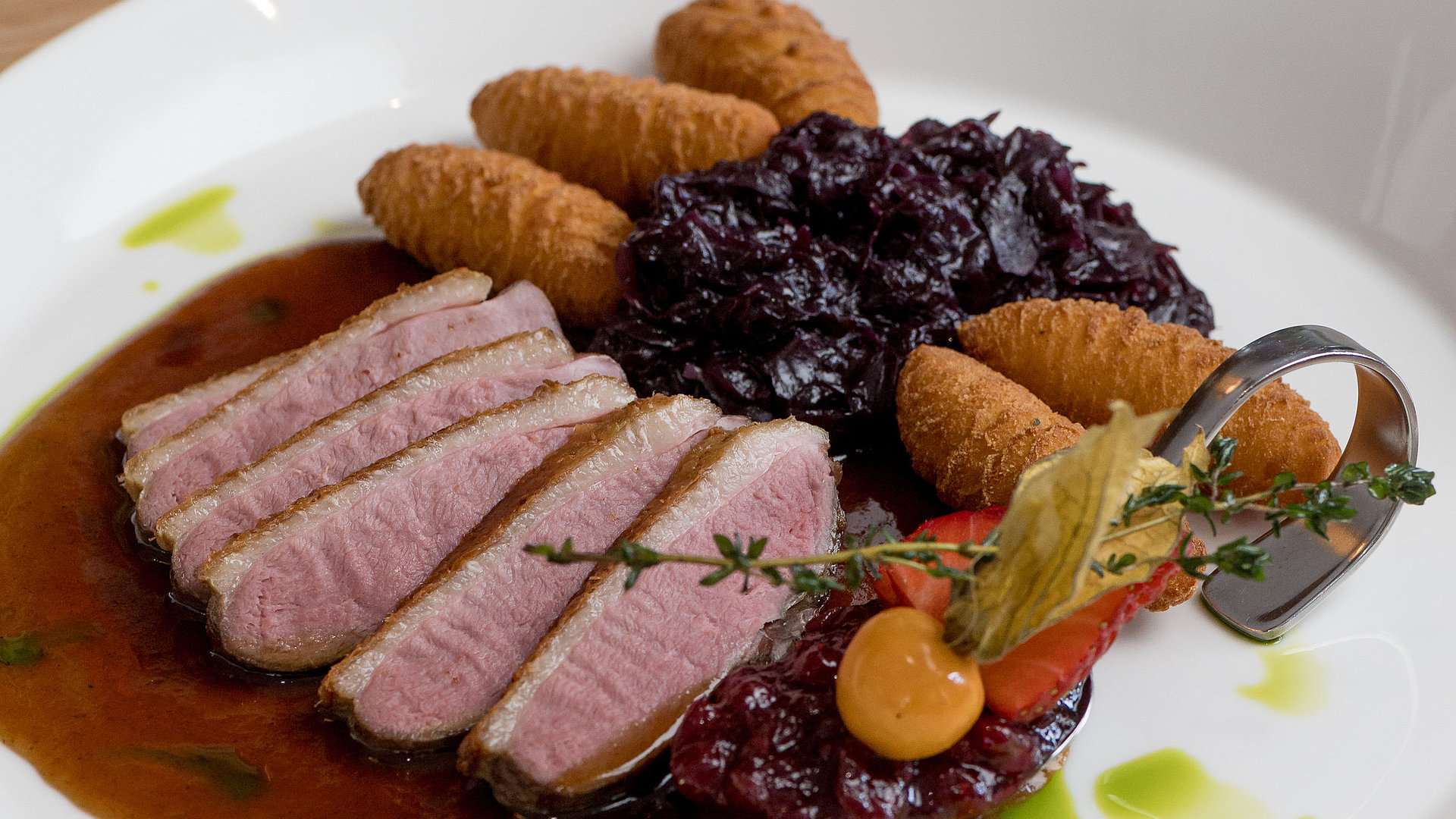 Gebratene Ente mit Kroketten, Blaukraut, Soße, Erdbeere & Physalis